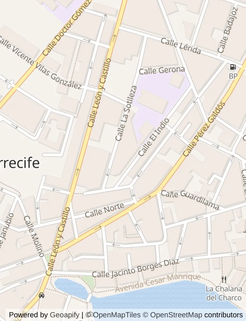 Closer street map of Arrecife de Lanzarote, about ten minutes' walk from side to side, showing the streets and what is on them.
