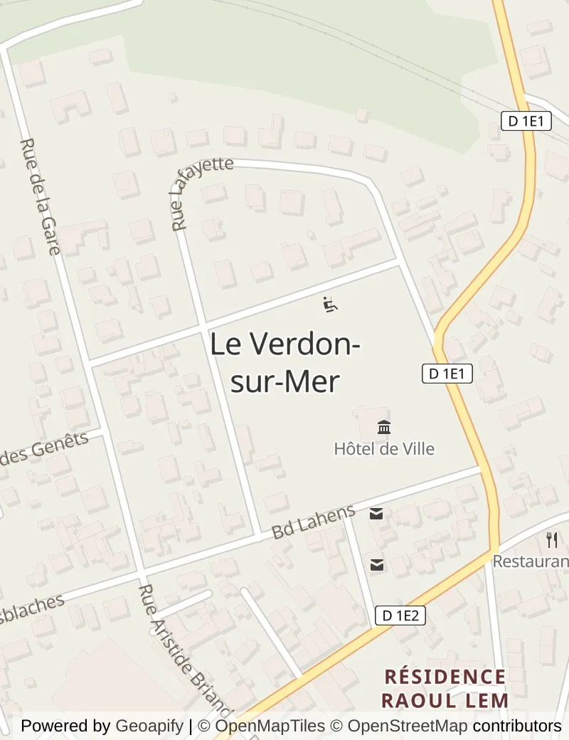 Closer street map of Le Verdon (for Bordeaux), about ten minutes' walk from side to side, showing the streets and what is on them.